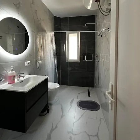 Spacious And Centrally Located Near The Stadium 티라나