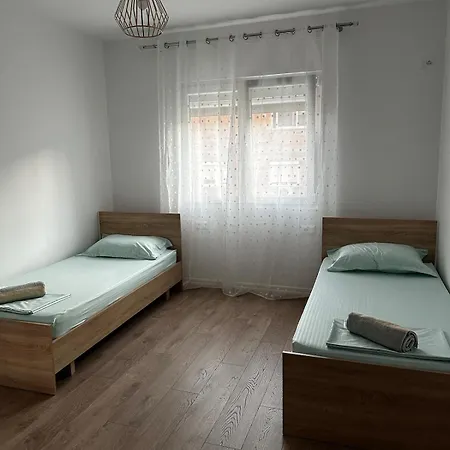 Spacious And Centrally Located Near The Stadium 公寓 地拉那