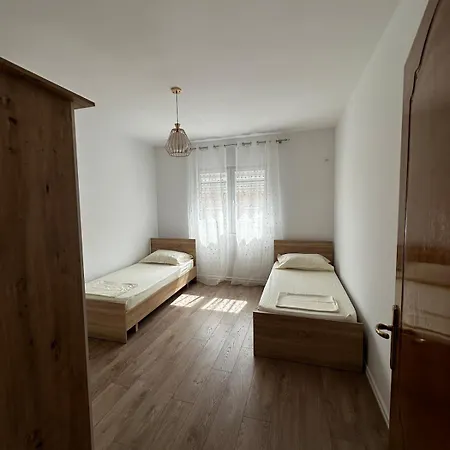 Spacious And Centrally Located Near The Stadium * 티라나