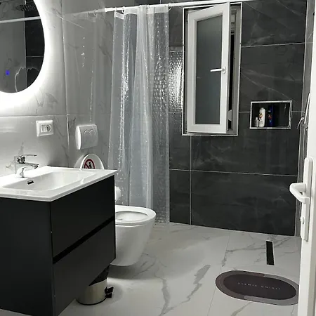Spacious And Centrally Located Near The Stadium 아파트