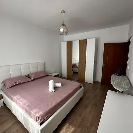 아파트 Spacious And Centrally Located Near The Stadium 티라나