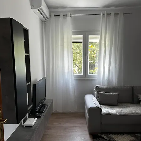 Spacious And Centrally Located Near The Stadium 아파트 티라나