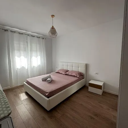 Spacious And Centrally Located Near The Stadium 아파트 티라나